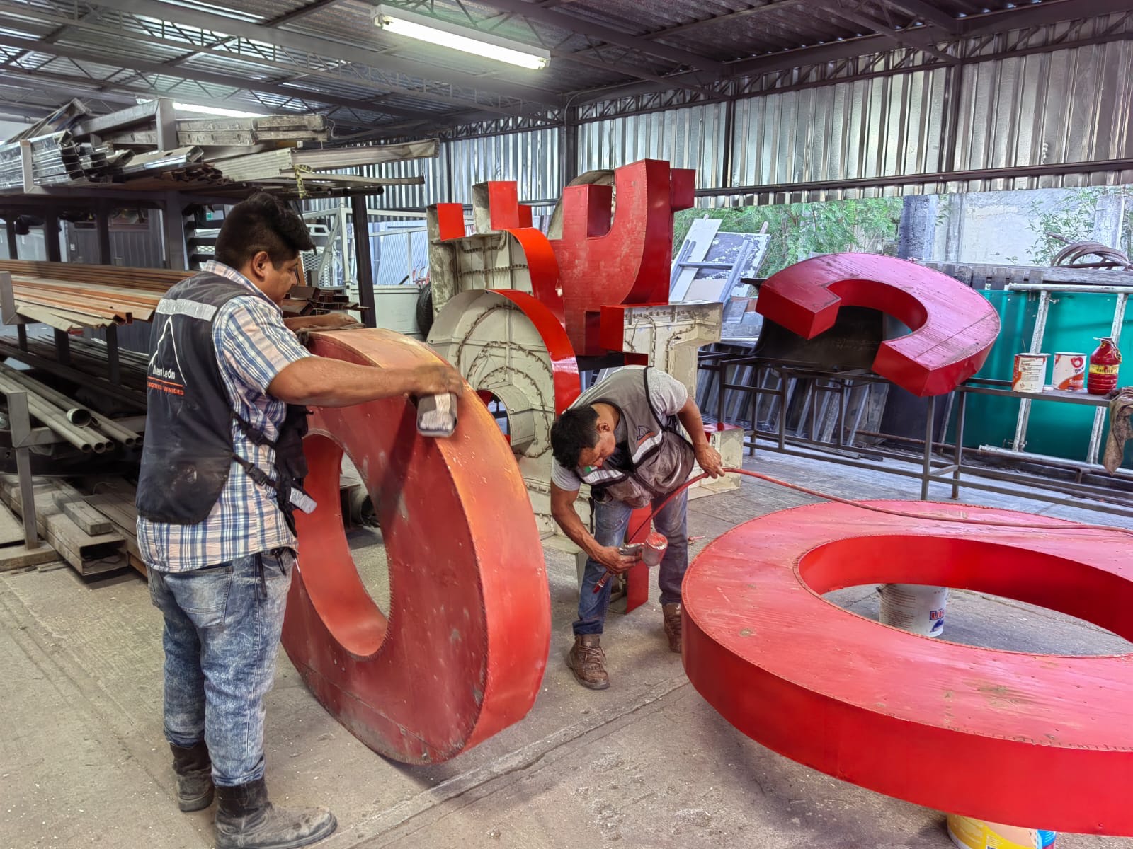 Acabado de letras 3D de gran tamaño en el taller