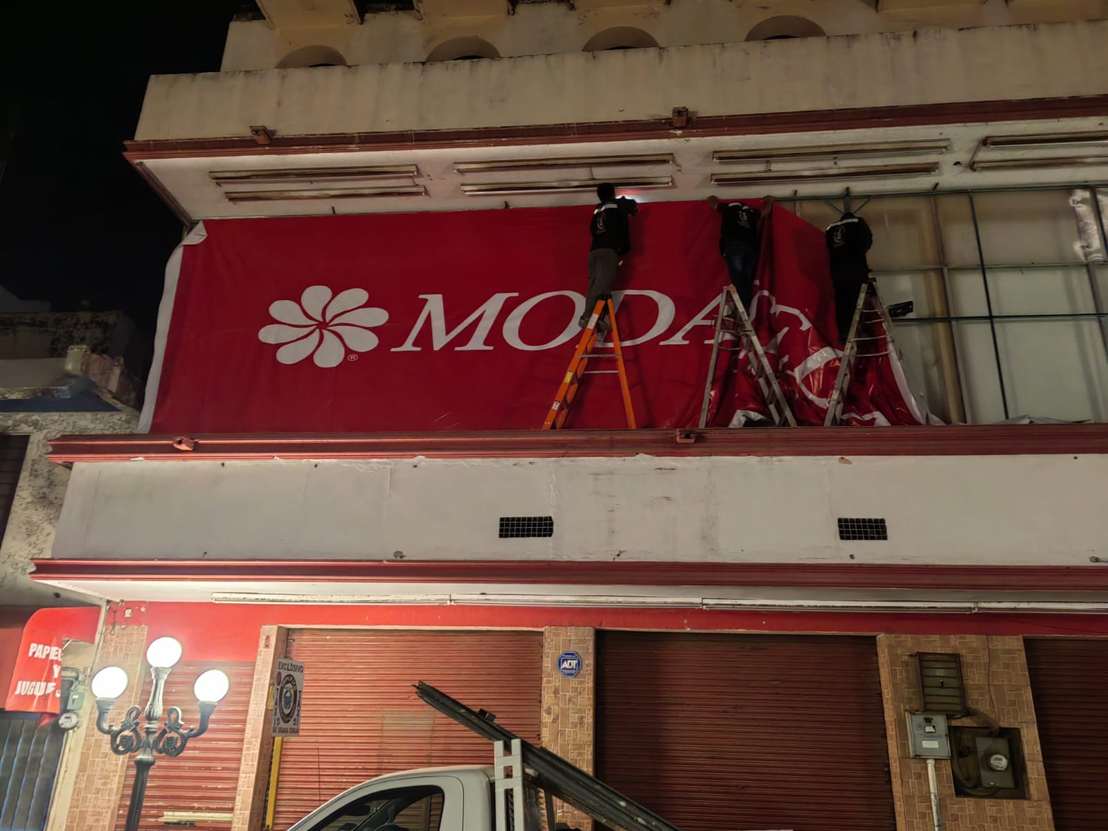 Instalación nocturna de lona de gran formato